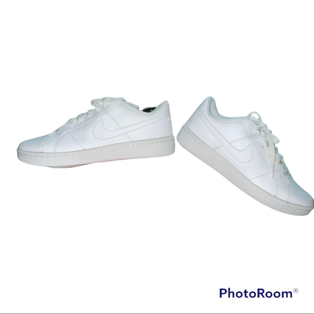 Nike size 7 women’s White sneaker